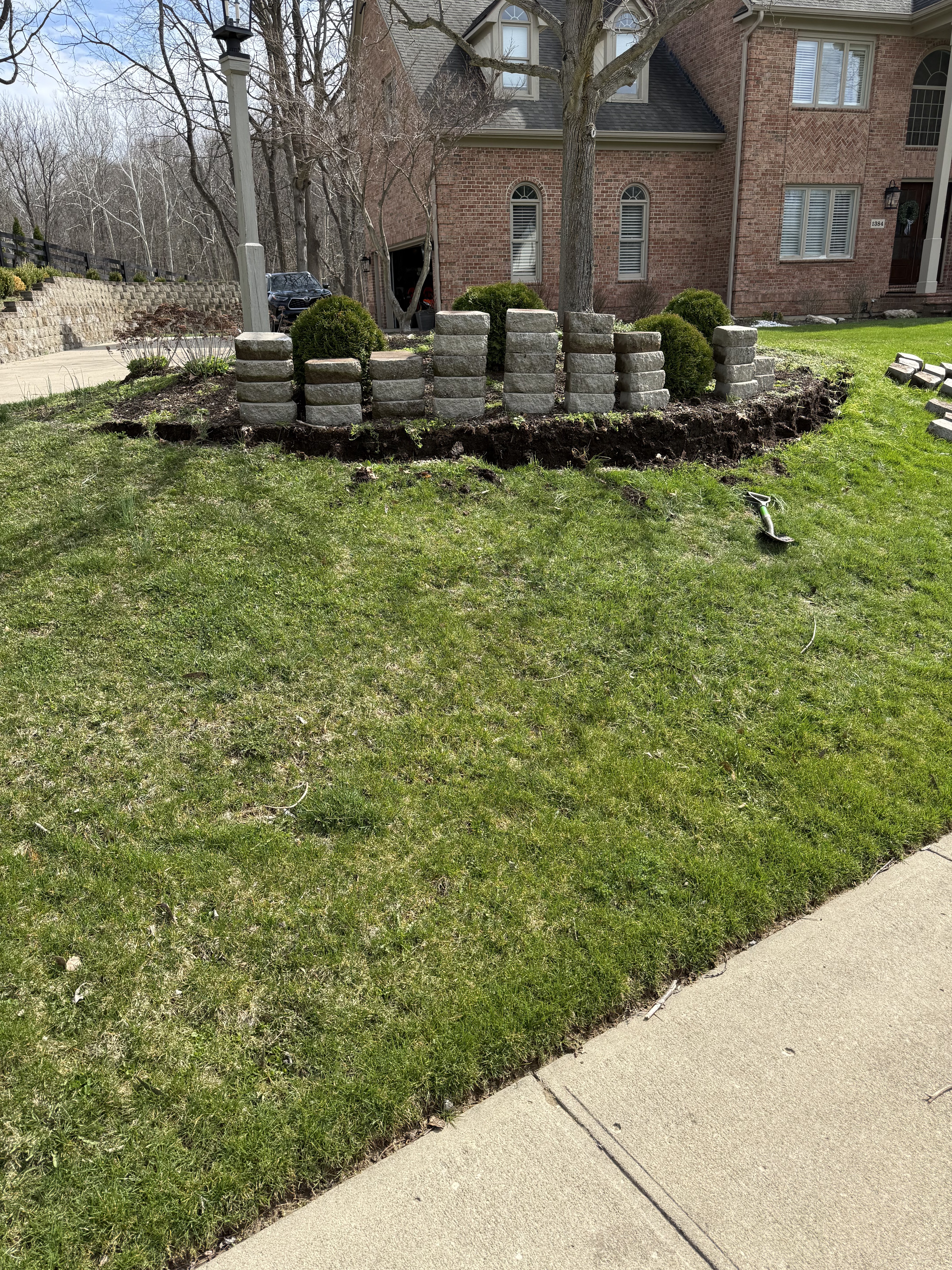 Custom circular stone retaining feature